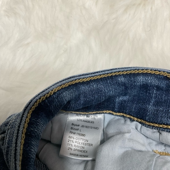 Judy Blue Denim Shorts Medium Wash - Picture 5 of 13